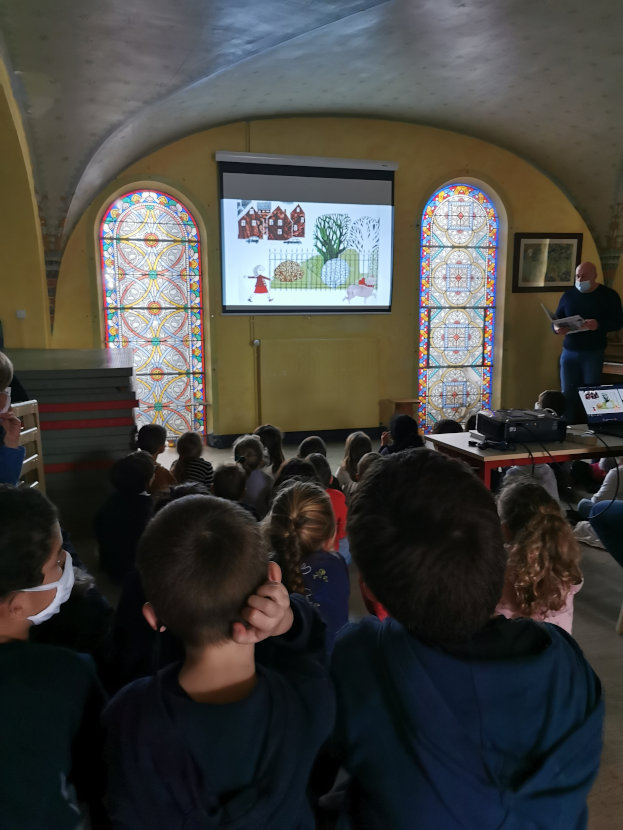 lectures jeunesse dans les classes du Cantal. Ici l’école Notre Dame de St-Flour